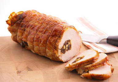 Gebraden varkensrollade met aardappels en groente